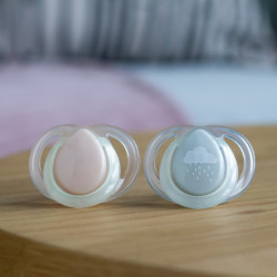TOMMEE TIPPEE TTP43338095 Smoczki uspokajające NIGHT TIME 0-6m mix 2pak